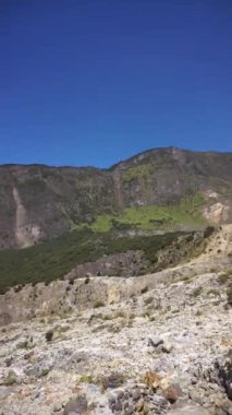 Garut, Batı Java, Endonezya 'da ölü bir orman olan Papandayan Dağı' nın yüksek uçurumlarıyla parlak manzaralı güzel bir dikey video.