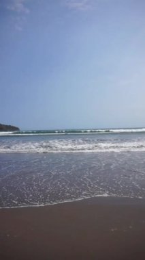 Sahil manzaralı, gün boyunca dalgalı. Pangandaran plajı.