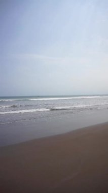 Sahil manzaralı, gün boyunca dalgalı. Pangandaran plajı.