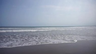 Sahil manzaralı, gün boyunca dalgalı. Pangandaran plajı.