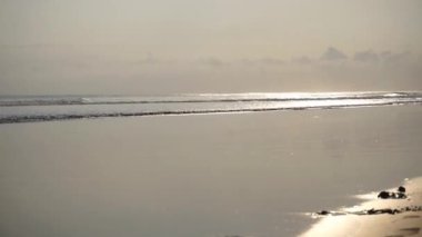 Sahil manzaralı, öğleden sonra güneş batarken. Pangandaran Sahili