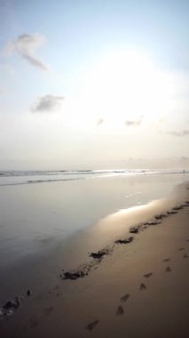 Öğleden sonra güneşin battığı sahil manzarasının güzel dikey videosu. Pangandaran Sahili