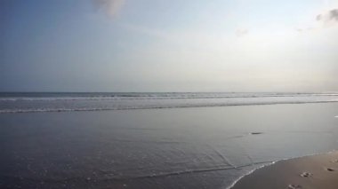 Sahil manzaralı, öğleden sonra güneş batarken. Pangandaran Sahili