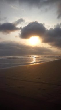 Öğleden sonra güneşin battığı sahil manzarasının güzel dikey videosu. Pangandaran Sahili