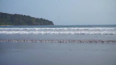 Sahil manzaralı, öğleden sonra güneş batarken. Pangandaran Sahili