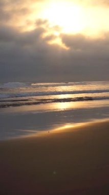 Öğleden sonra güneşin battığı sahil manzarasının güzel dikey videosu. Pangandaran Sahili