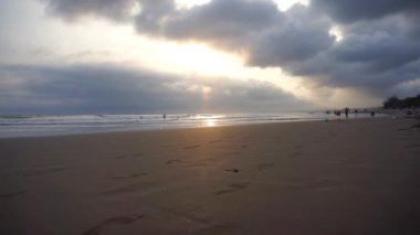 Sahil manzaralı, öğleden sonra güneş batarken. Pangandaran Sahili