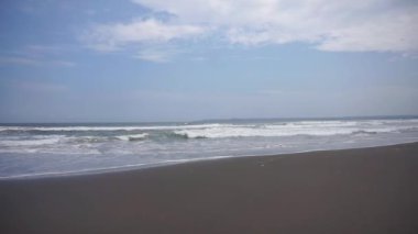Sahil manzaralı, açık mavi gökyüzü öğleden sonra. Batu Hiu Plajı Pangandaran