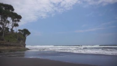Sahil manzaralı, açık mavi gökyüzü öğleden sonra. Batu Hiu Plajı Pangandaran