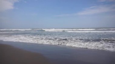 Sahil manzaralı, açık mavi gökyüzü öğleden sonra. Batu Hiu Plajı Pangandaran