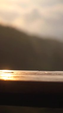 Sütlü bir fincan kahve öğleden sonra masada beyaz bir bardakta karıştırıldı.