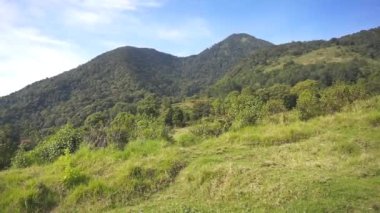 Doğal dağ manzarası, doğal tepe manzarası, uzun yeşil ormanlar ve gün boyunca yeşil yamaçlar.