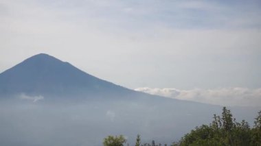 Buffalo Hill Garut 'taki tepelerin doğal güzelliği Cikuray Garut Dağı manzaralı Endonezya