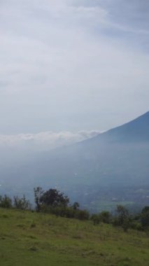 Doğal dağ manzarası, doğal tepe manzarası, uzun yeşil ormanlar ve gün boyunca yeşil yamaçlar.