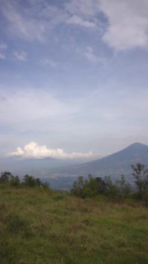 Güneşin doğuşunun güzelliği Cikuray Garut Endonezya Dağı 'nın manzarasıyla