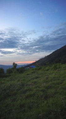 Güneşin doğuşunun güzelliği Cikuray Garut Endonezya Dağı 'nın manzarasıyla