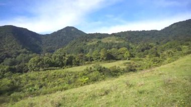 Dağ manzarası, doğal tepe manzarası, uzun yeşil ormanlar ve gün boyunca yeşil yamaçlar.
