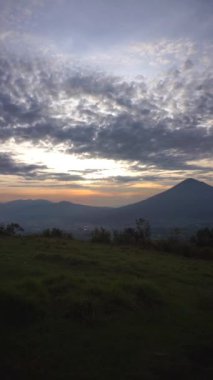 Güneşin doğuşunun güzelliği Cikuray Garut Endonezya Dağı 'nın manzarasıyla