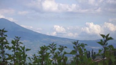 Dağ manzarası, doğal tepe manzarası, uzun yeşil ormanlar ve gün boyunca yeşil yamaçlar.