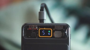 Dijital göstergeli siyah güç bankası Qualcomm QC3.0 kullanarak şarj oluyor