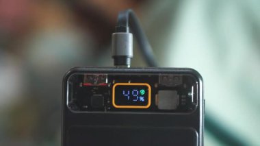 Dijital göstergeli siyah güç bankası Qualcomm QC3.0 kullanarak şarj oluyor