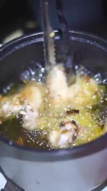 Elektrikli tavada kızarmış tavuk kanadı pişirmek.