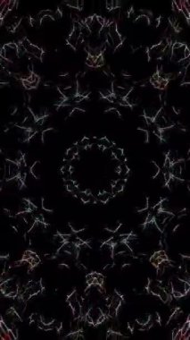 Parlayan güzel soyut bir kaleydoskop, yeşil rengin ince hareketlerini düzenleyen parlak bir ışık, çiçek şeklinde, siyah arkaplan