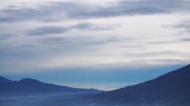 Beyaz bulutlu güzel sabah manzarası, Cikuray Dağı manzarası, Garut