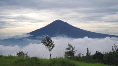 Beyaz bulutlu güzel sabah manzarası, Cikuray Dağı manzarası, Garut
