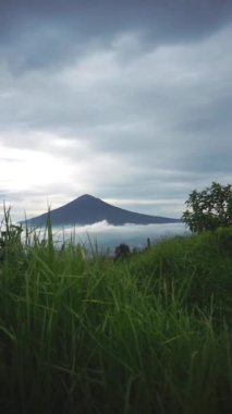 Beyaz bulutlu güzel sabah manzarası, Cikuray Dağı manzarası, Garut