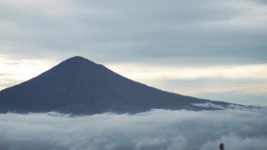 Beyaz bulutlu güzel sabah manzarası, Cikuray Dağı manzarası, Garut
