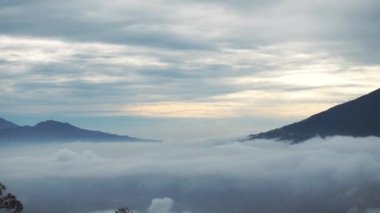 Beyaz bulutlu güzel sabah manzarası, Cikuray Dağı manzarası, Garut