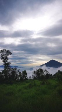 Beyaz bulutlu güzel sabah manzarası, Cikuray Dağı manzarası, Garut