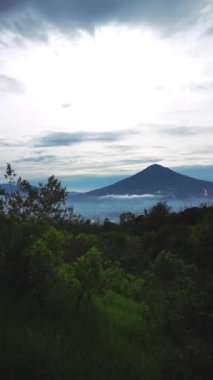 Beyaz bulutlu güzel sabah manzarası, Mount manzarası.