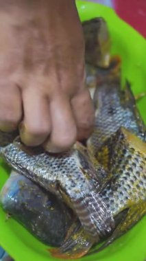 Tuzlu su tilapia ya da tuzlu ve baharatlı mujair balığı.