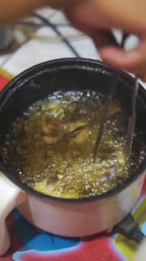 Taze su tilapia ya da elektrikli tavada kızartılmış mujair balığı.