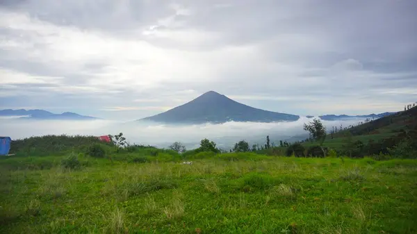 Güzel bir sabah manzarası, beyaz bulutlar denizi, dağ manzarası