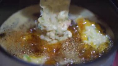 Elektrikli kızartma tavasında kızarmış lahana veya kızarmış Bala-bala veya bakwan, tipik bir Endonezya yemeğidir.