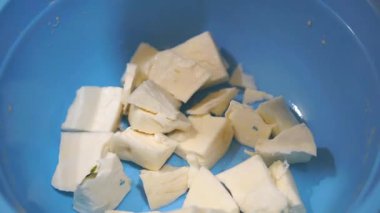Cassava mutfak bıçağıyla kesilmiş, soyulmuş ve temiz ve beyaz görünüyor.