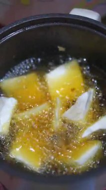 Elektrikli tavada kızarmış manyok pişirmek.