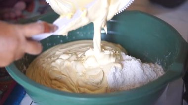 Ekmek yapmak için un ve yumurta karışımı karıştırılır.