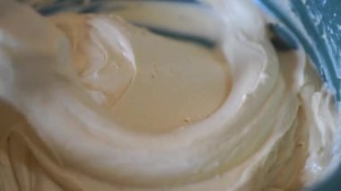 Ekmek yapmak için un ve yumurta karışımı karıştırılır.