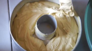 Ekmek yapmak için un ve yumurta karışımı bir ekmek kalıbında karıştırılır..