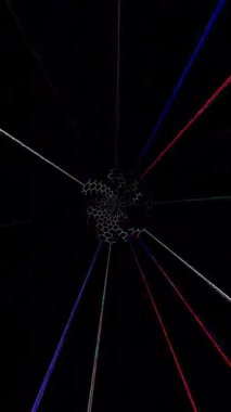 3D animasyon dikey güzel video soyut parlak ışık enerjisi 4K soyut çizgiler merkezde parlayan renkli ışık, siyah arkaplan