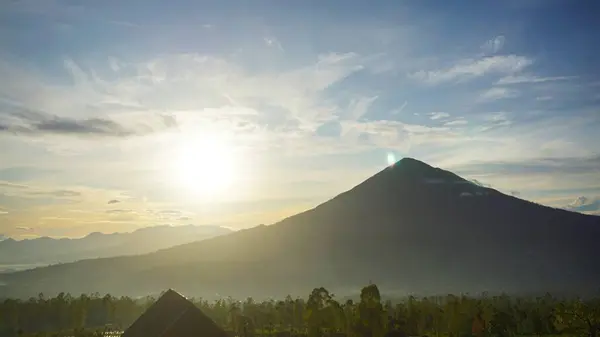 The Natural Beauty of the Hills Sabahın köründe Cikuray Dağı manzaralı