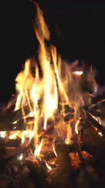 Kamp yaparken yanan şenlik ateşi yakacak odun.