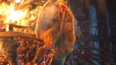 Geceleri kömürde ızgara sazan balığı