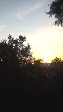 Güzel doğal manzara, gün doğumunda Cikuray Dağı manzaralı sabah atmosferi.