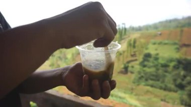 Ice cincau, Endonezya 'dan geleneksel bir içecek olan sallanıyor ve içiliyor.