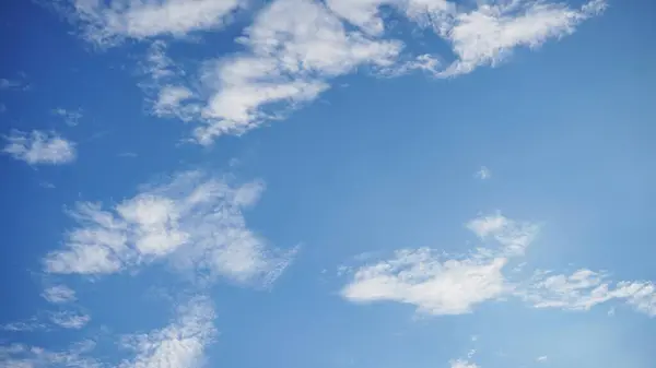 Mavi gökyüzü ve beyaz bulutlar güneşli bir günde